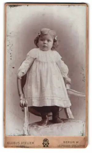 Fotografie Globus Atelier, Berlin W., Leipziger Str. 132/133, Kind auf einem Stuhl