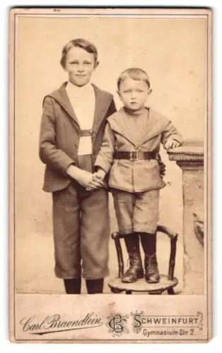Fotografie Carl Braendlein, Schweinfurt, Gymnasiumstr. 2, Zwei Jungen im Atelier 1902