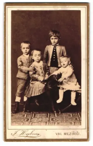 Fotografie J. Hýbsa, Val. Mezirící, Kostelni Ulice 113, Eugen, Eduard, Mitzl und Bruno mit Spielzeugpferd