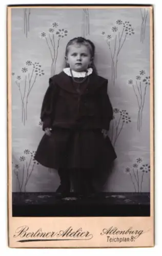 Fotografie Berliner Atelier, Altenburg, Teichplan 8, Mädchen in dunklem Kleid mit Ohrringen