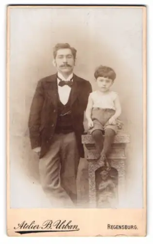 Fotografie Atelier B. Urban, Regensburg, Gesandtenstrasse 91, Paul mit seinem Sohn Kuno