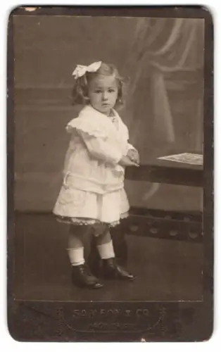Fotografie Samson & Co, München, Neuhauserstr. 7, Paula Megele Plomegg mit Schleife