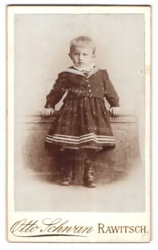 Fotografie Otto Schwan, Rawitsch, Lindenstrasse 294, Hans Troska in Matrosenkleid