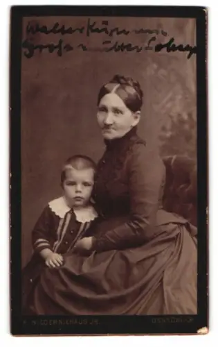 Fotografie F. Niederniehaus Jr., Osnabrück, Johannisstrasse 65, Walter Kühn mit seiner Grossmutter