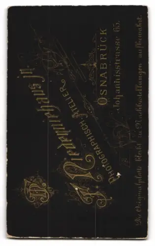 Fotografie F. Niederniehaus Jr., Osnabrück, Johannisstrasse 65, Walter Kühn mit seiner Grossmutter