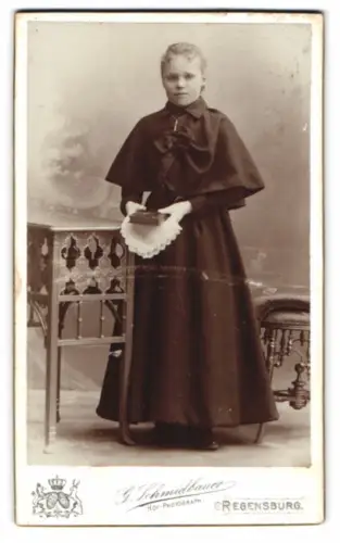 Fotografie G. Schmidhauer, Regensburg, Marschallstrasse 51, Wilhelmine Black mit Bibel