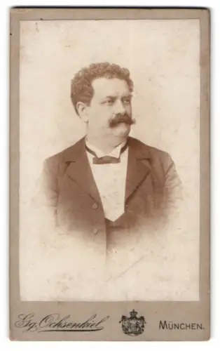 Fotografie Gg. Ochsenkiel, München, Türkenstr. 55, Fritz im Porträt mit Schnurrbart