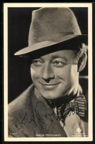AK Schauspieler Heinz Rühmann lächelnd mit Hut porträtiert, Autograph