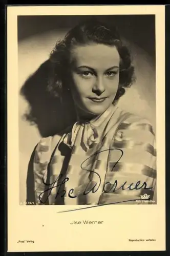 AK Schauspielerin Ilse Werner in glänzend gestreifter Bluse, Autograph