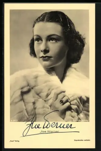 AK Schauspielerin Ilse Werner mit unschuldigem Blick trägt Pelz, Autograph