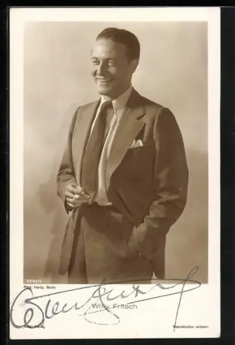AK Schauspieler Willy Fritsch im Halbportrait mit Zigarette, Autograph