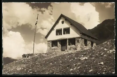 AK Turtmann-Hütte mit Blick in die Berge