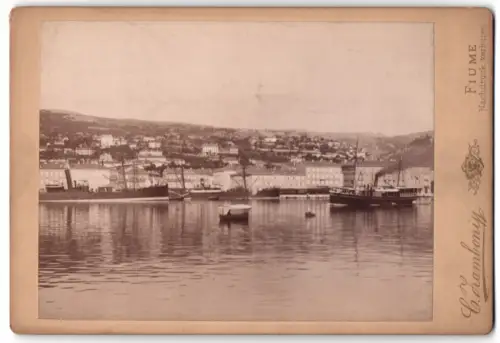 Fotografie Carlo Zamboni, Fiume, Ansicht Fiume, Blick nach der Stadt mit Schiffen