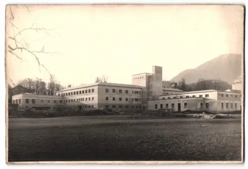Fotografie unbekannter Fotograf, Ansicht Bad Ischl, Blick auf die Bade- und Kuranstalt