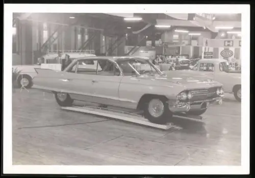 Fotografie Auto Ford Fairlane 500 V8, US-Car am Messestand einer Auto-Ausstellung