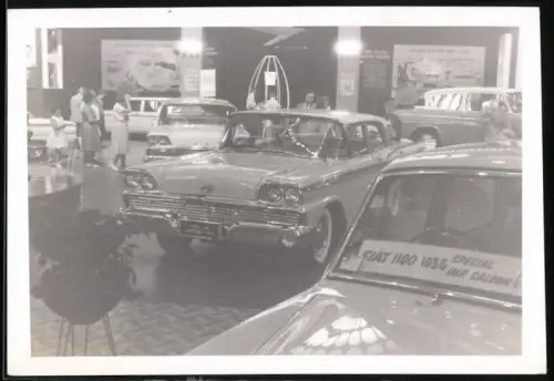 Fotografie Auto Ford Fairlane 500 V8, US-Car am Messestand einer Auto-Ausstellung