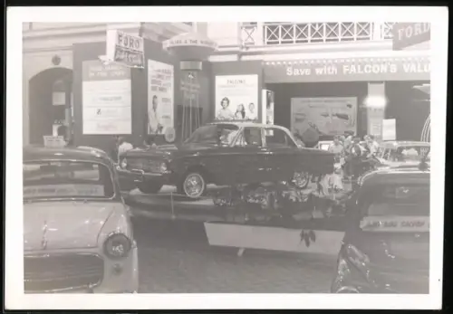Fotografie Auto Ford Falcon, US-Car am Ford Messestand einer Automobil-Ausstellung
