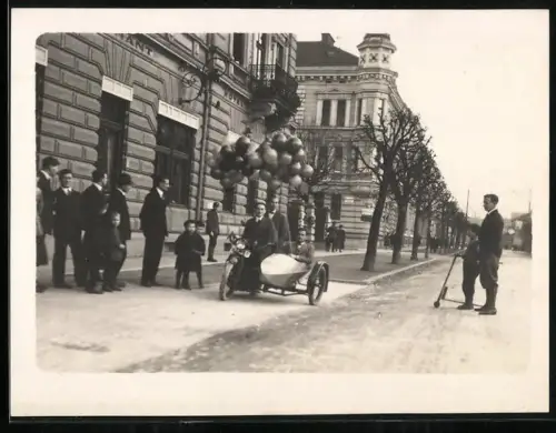 Fotografie unbekannter Fotograf, Ansicht Leoben / Steiermark, Motorrad mit Seitenwagen 1926