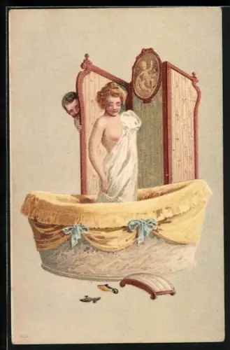 Künstler-AK nackte Frau kommt aus der Badewanne, dahinter Mann hinter dem Sichtschutz