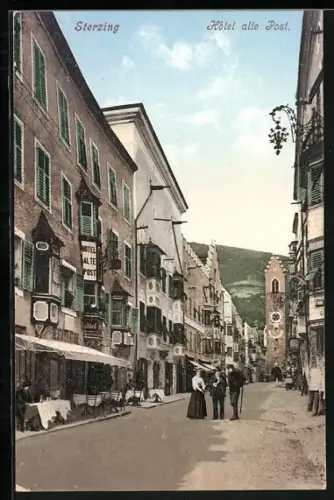 AK Sterzing, Hotel alte Post mit Strassenansicht, Passanten