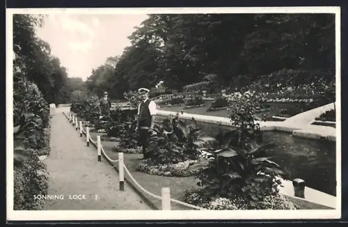 AK Sonning Lock, Uferpartie mit Pflanzen