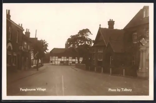 AK Pangbourne, Village