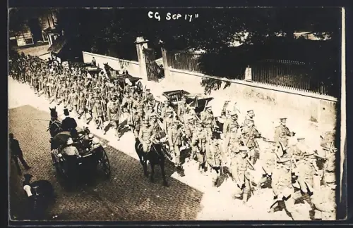 AK Windsor, Soldatenparade auf der Strasse