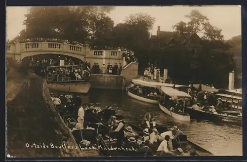 AK Maidenhead, Outside Boulters Lock