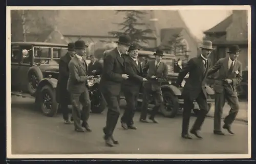 AK Reading, Männergruppe zieht Auto