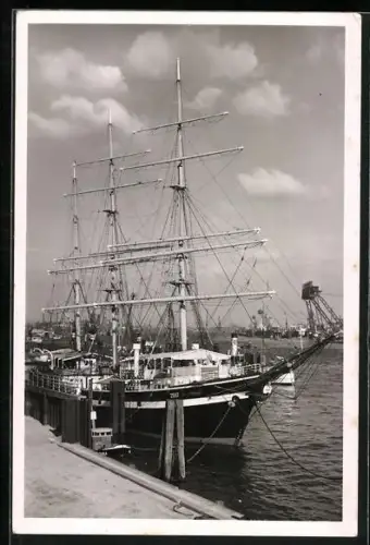 AK Hotel-Segelschiff Seute Deern im Hamburger Hafen