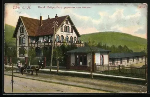 AK Oker a. H., Hotel Krügersdorp mit Strasse und Blick auf Hügel, Kutsche
