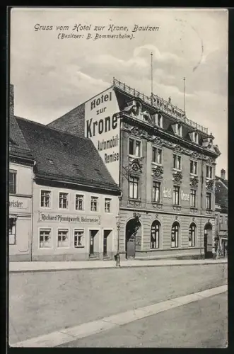 AK Bautzen, Hotel zur Krone B. Bommersheim, Ansicht mit Nachbarhäusern u. Strasse
