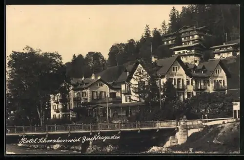 AK Berchtesgaden, Hotel Schwabenwirt mit Brücke, Panorama
