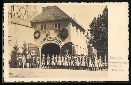 AK Bautzen, 100-Jahr-Feier der Stadt, Gruppe in Landsknechtsuniformen am Gasthof Landsknechtsschänke