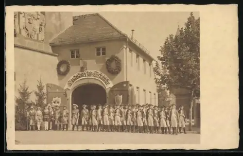 AK Bautzen, 100-Jahr-Feier der Stadt, Gasthof Landsknechtsschänke mit Gruppe in Landsknechtsuniformen