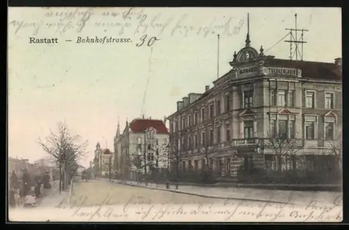 AK Rastatt, Bahnhofstrasse, Partie mit repräsentativen Gebäuden, Passantengruppe