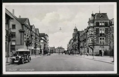 AK Rastatt, Blick in die Bahnhofstrasse mit Wohnhäusern