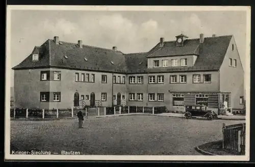 AK Bautzen, Krieger-Siedlung, Gebäude u. Strasse mit Lebensmittel-Geschäft