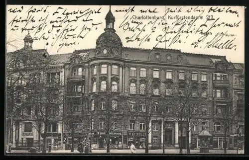 AK Berlin-Charlottenburg, Gebäude Kurfürstendamm 213 mit Geschäften, Kiosk mit Uhr