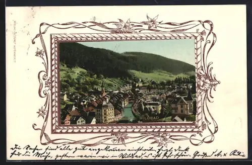 AK Wildbad /Württemberg, Ortsansicht mit Fluss und umliegenden Bergen