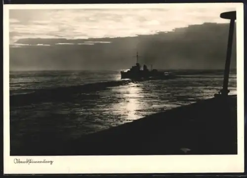 AK Kriegsschiff auf dem abendlichen Meer, Kriegsmarine