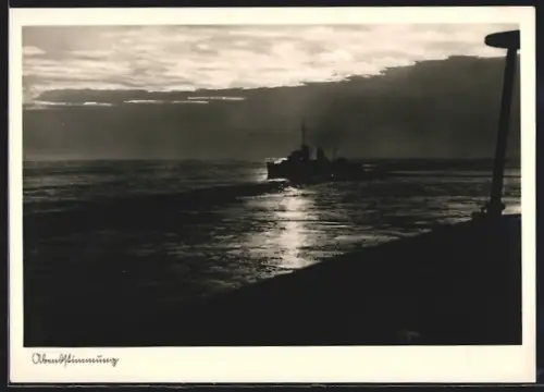 AK Kriegsschiff auf dem abendlichen Meer, Kriegsmarine
