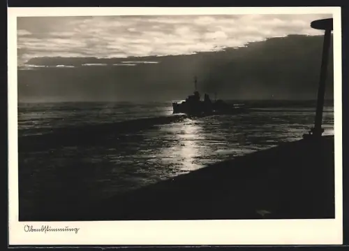 AK Kriegsschiff auf dem abendlichen Meer, Kriegsmarine