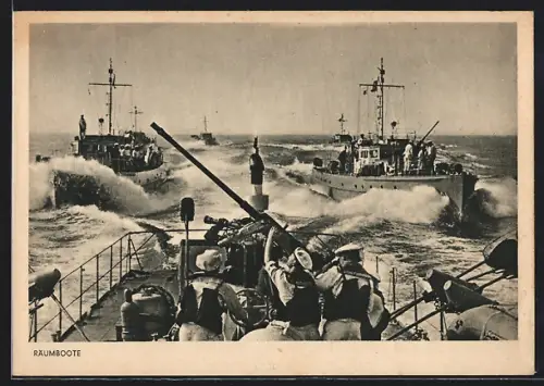AK Kriegsmarine, Räumboote in Formation, Matrosen am Bordgeschütz