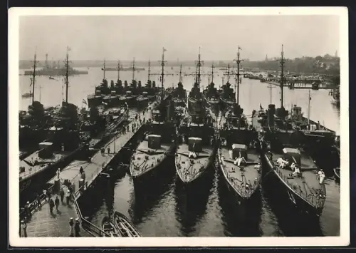 AK Torpedoboots-Flottillen am Hafen, Kriegsmarine