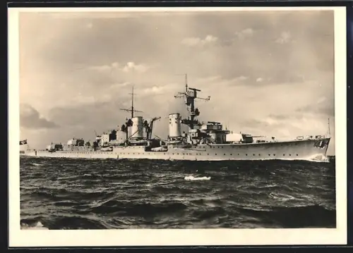 AK Leichter Kreuzer der Kriegsmarine bei voller Fahrt