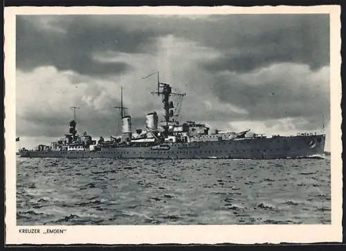 AK Kreuzer Emden der Kriegsmarine in Fahrt