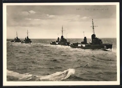 AK Torpedoboote u. a. GA u. MÖ in Kiellinie in voller Fahrt, Kriegsmarine