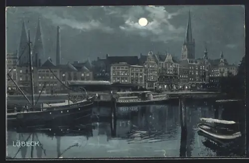 Mondschein-AK Lübeck, Hafenansicht bei Nacht, Schiffe, Stadtpanorama