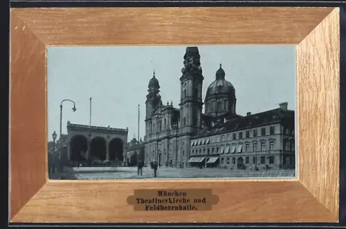 AK München, Theatinerkirche und Feldherrnhalle, Holzoptik-Passepartout